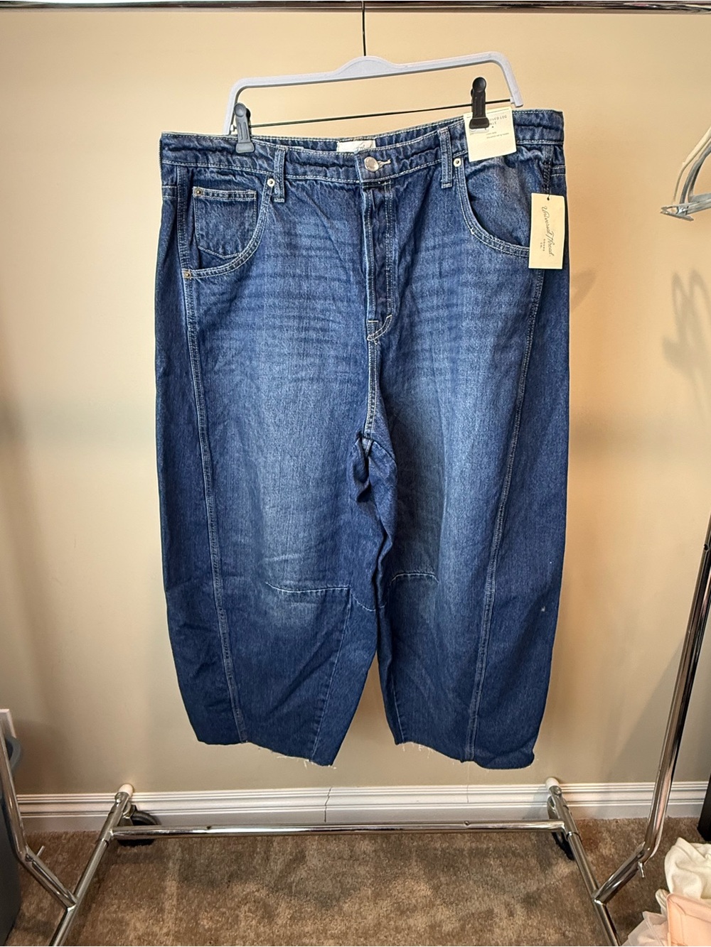 Universal Thread Curved Leg Ankle Jeans